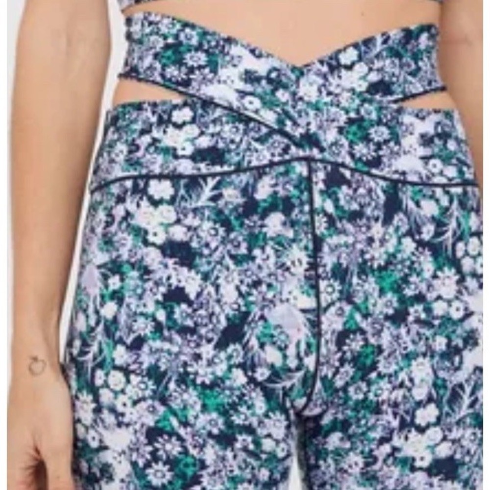 Aerie Offline M Womens Leggings Purple Floral Stretchy‎ Hi Rise Cut Out  Waist